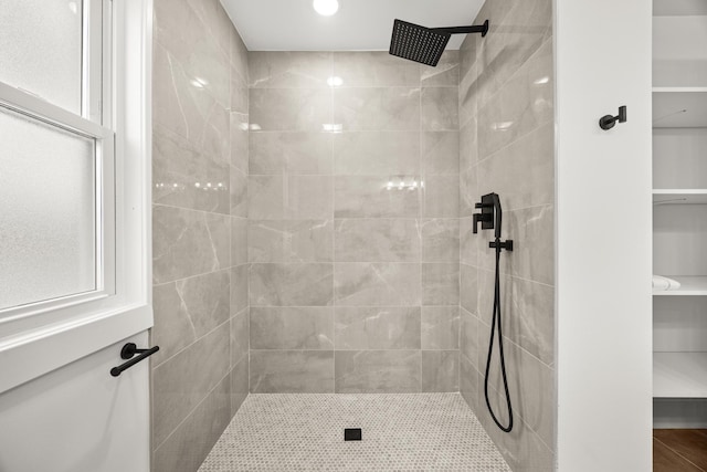 bathroom featuring a tile shower