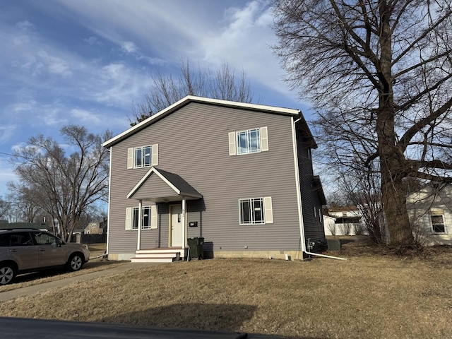 view of front property featuring a front lawn