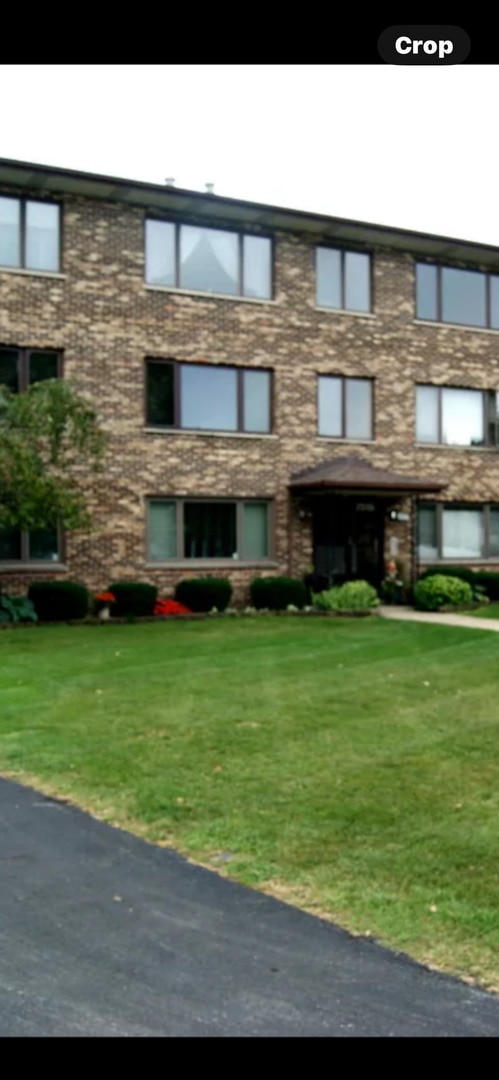 view of front of property with a front yard