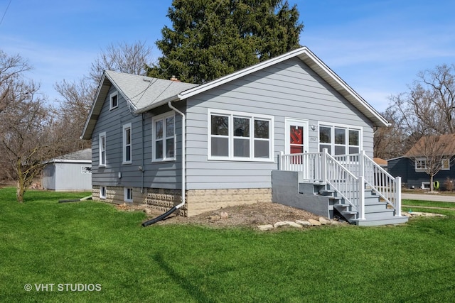 view of front facade with a front yard