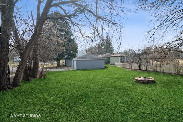 view of yard featuring an outdoor fire pit