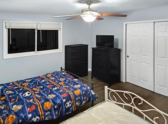 bedroom with dark wood-type flooring, a closet, and ceiling fan