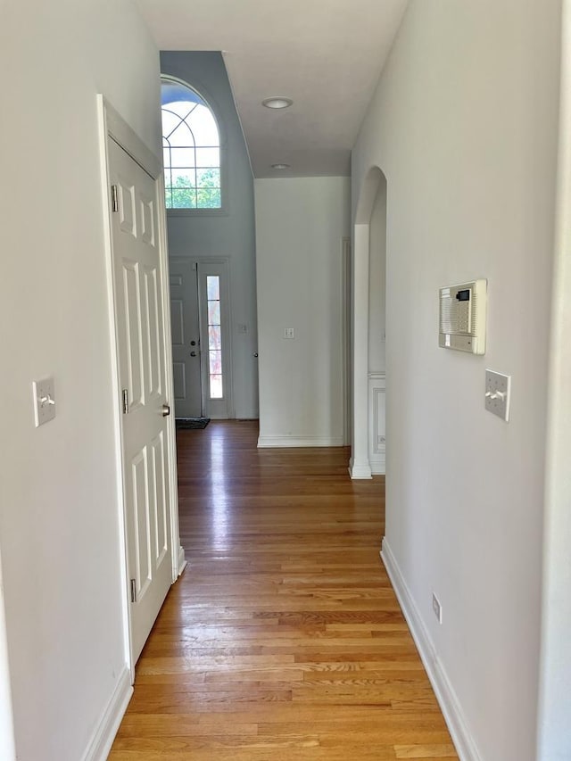 427 W Natoma Ave, Addison, IL 60101 - hallway featuring arched walkways, light wood finished floors, and high vaulted ceiling