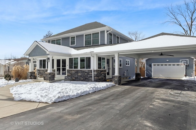 view of front of property with ceiling fan and driveway