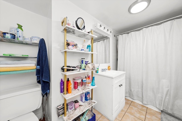 laundry area featuring sink and light tile patterned floors