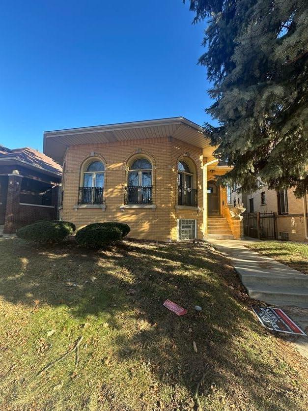 view of front of house with a front yard