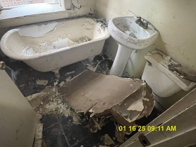 bathroom with toilet and a bathtub