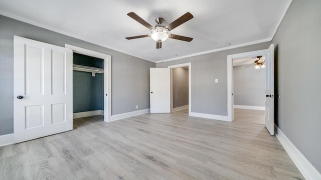 unfurnished bedroom featuring ornamental molding, light hardwood / wood-style floors, a closet, and ceiling fan