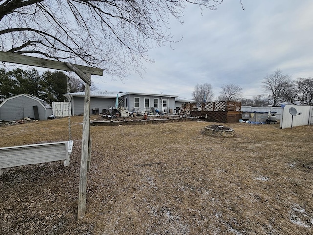 view of yard featuring a fire pit