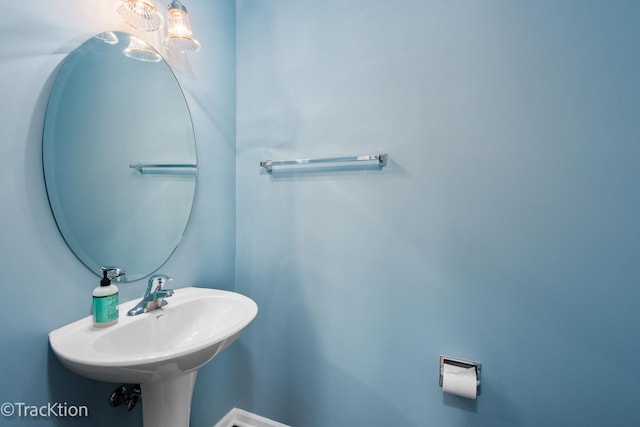 bathroom featuring sink