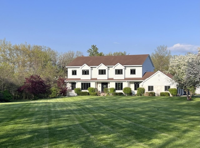 view of front of home featuring a front lawn