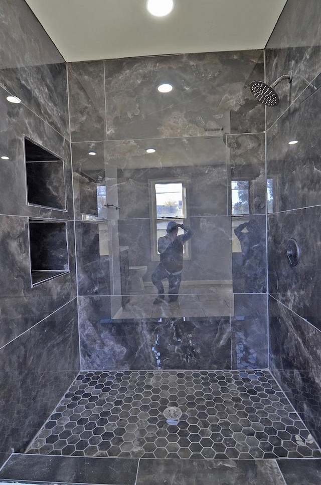 bathroom featuring a tile shower