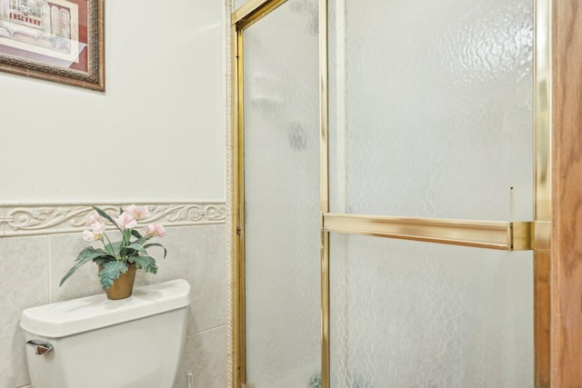 bathroom with an enclosed shower and toilet