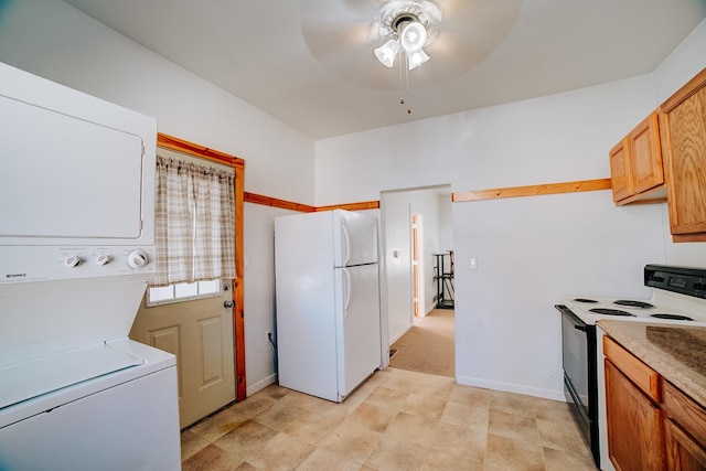 kitchen featuring stacked washer and dryer, a ceiling fan, baseboards, electric stove, and freestanding refrigerator