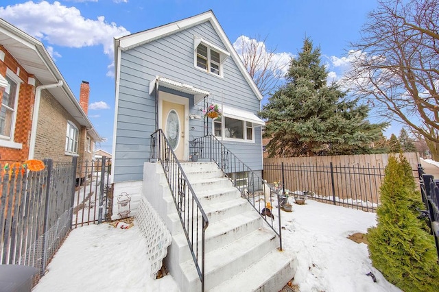 view of front facade featuring fence private yard