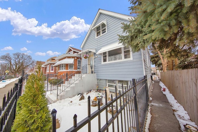 view of front of house featuring a fenced front yard