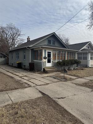 view of front facade featuring a sunroom