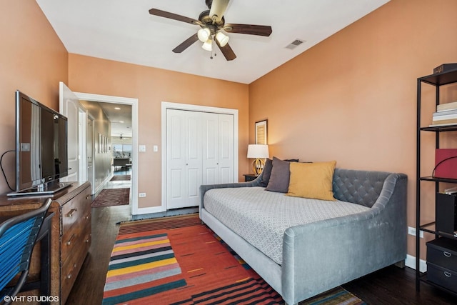 bedroom featuring baseboards, visible vents, ceiling fan, wood finished floors, and a closet