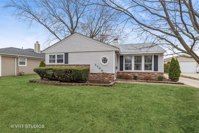 ranch-style house featuring a front lawn