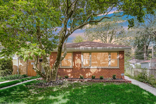 view of front of property with a lawn