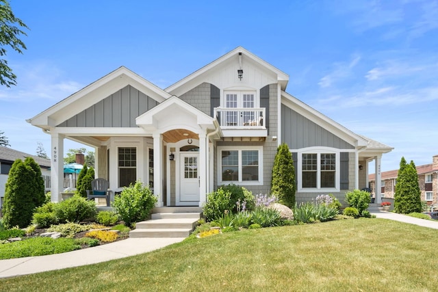 view of front facade featuring a front yard and covered porch