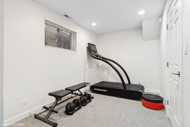 exercise room featuring carpet floors, recessed lighting, visible vents, and baseboards