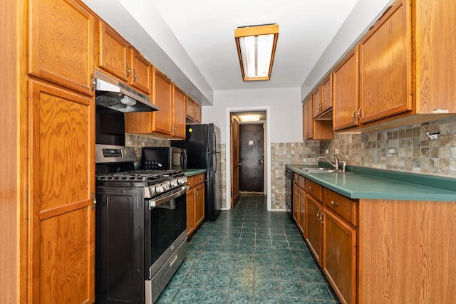 kitchen with black fridge, sink, gas stove, and backsplash