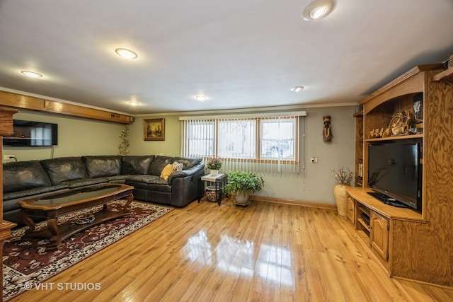 living room featuring light wood finished floors, baseboards, crown molding, and recessed lighting