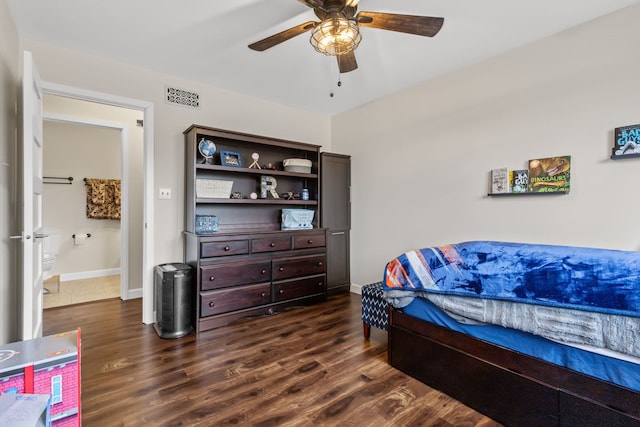 bedroom featuring dark wood-style floors, visible vents, baseboards, and a ceiling fan