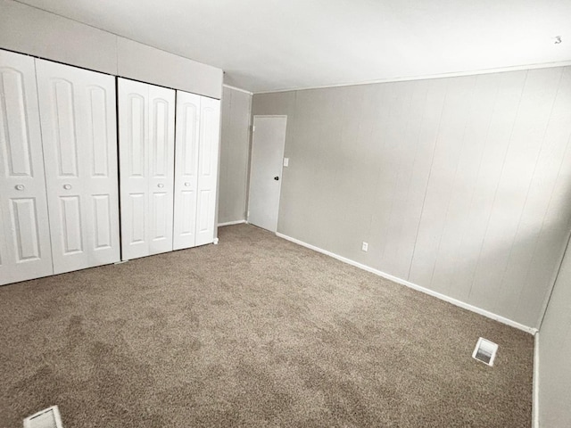 unfurnished bedroom with carpet flooring and a closet