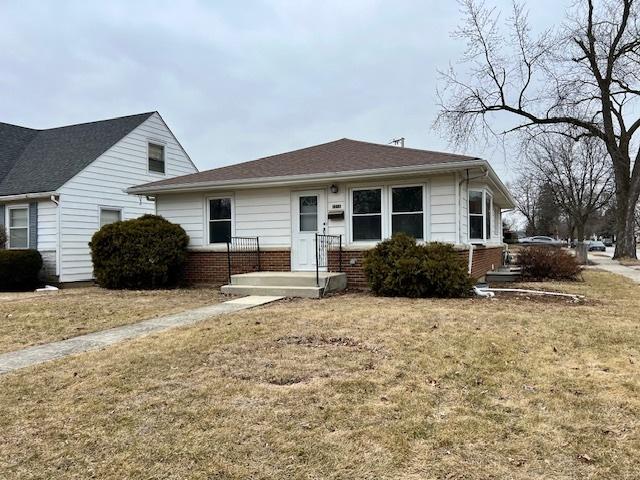 view of front of property with a front lawn