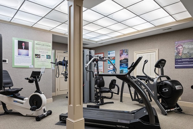 gym featuring a drop ceiling, carpet, visible vents, and baseboards