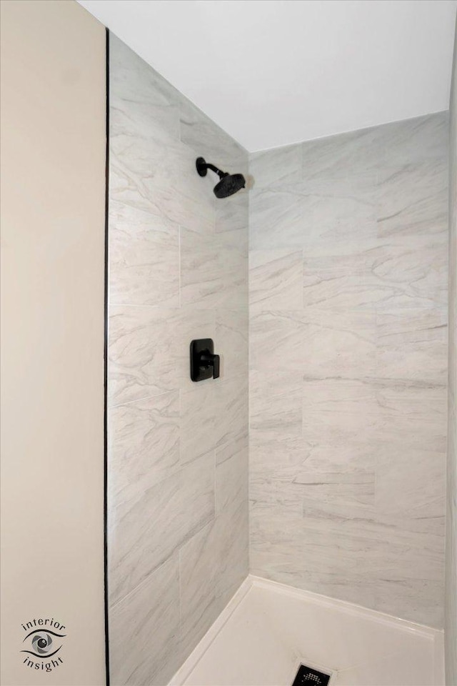 bathroom featuring tiled shower