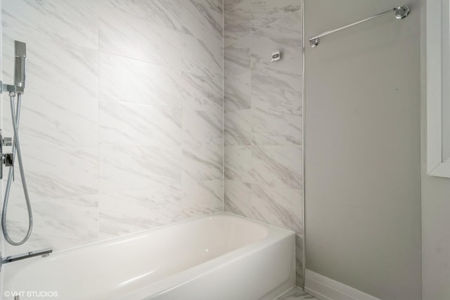 bathroom featuring tiled shower / bath