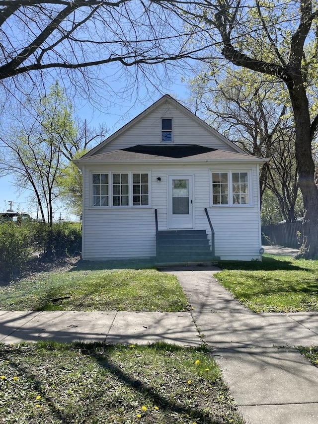 view of front of property featuring a front yard