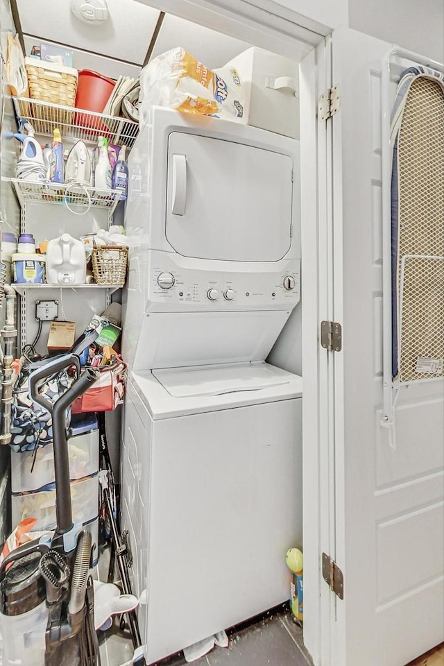 laundry room with laundry area and stacked washer and clothes dryer