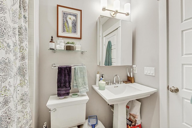 full bathroom with a shower with curtain and toilet