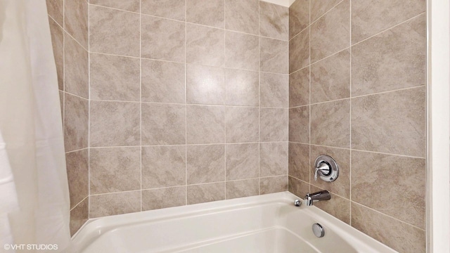 full bath with shower / tub combo with curtain
