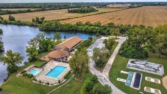 bird's eye view featuring a rural view and a water view