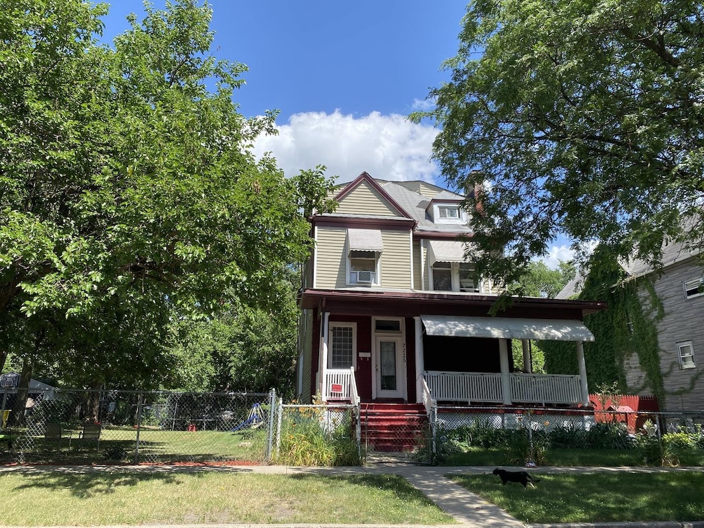 view of front of home featuring a front lawn and covered porch