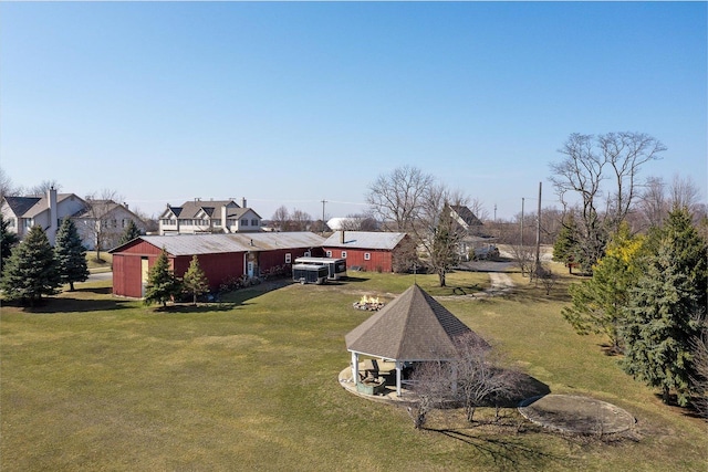 view of yard with an outbuilding