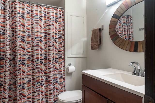 full bathroom with toilet, a shower with shower curtain, and vanity