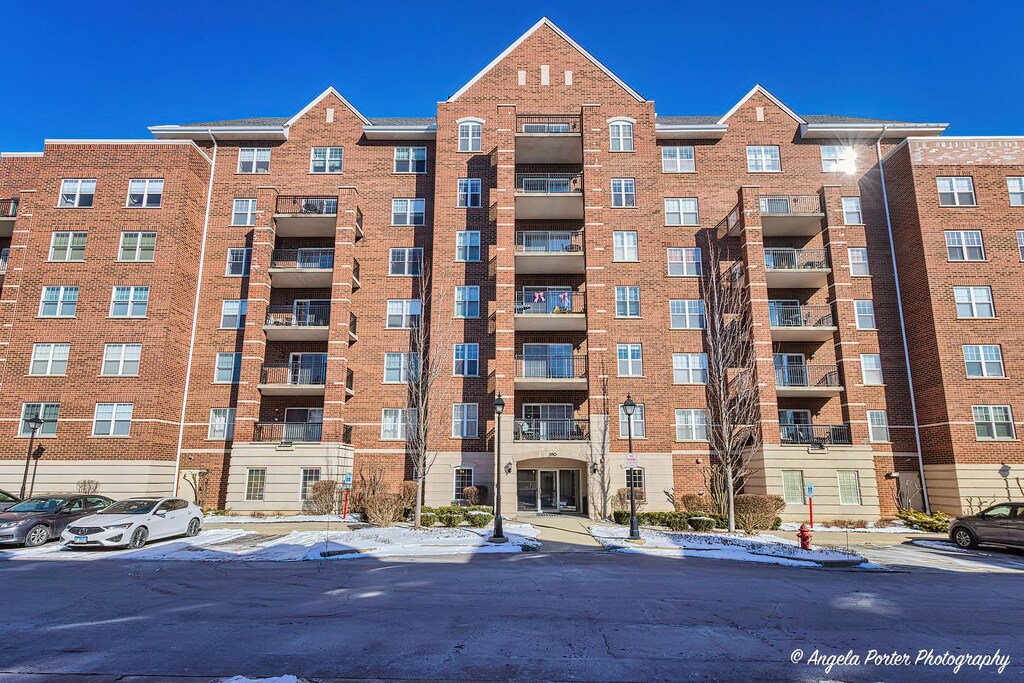 view of apartment building / complex