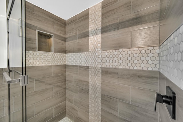 bathroom featuring a tile shower