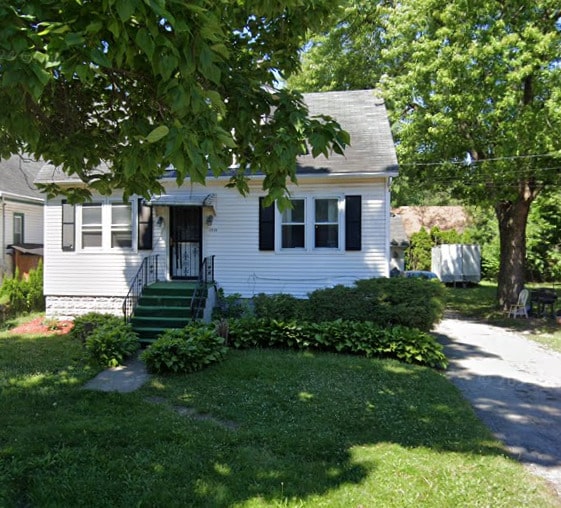 view of front of property featuring a front yard