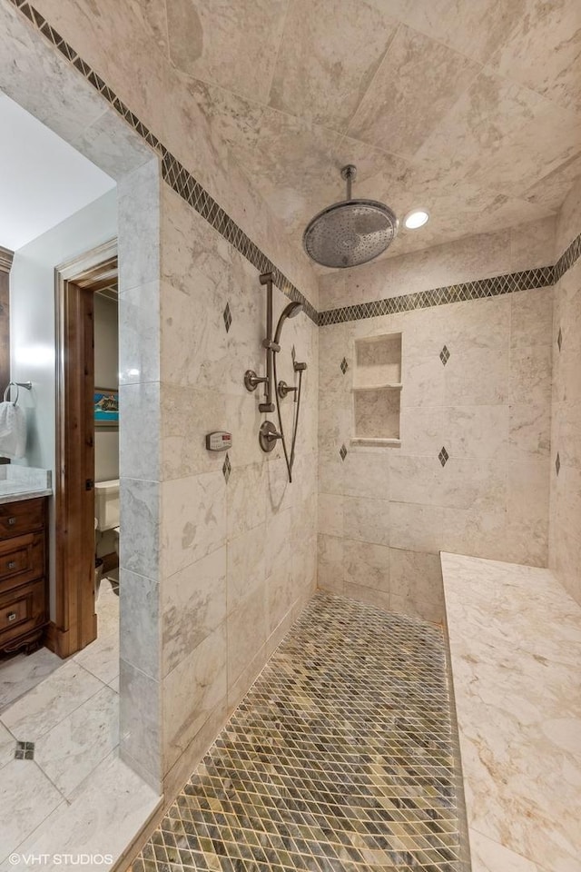 bathroom featuring a tile shower