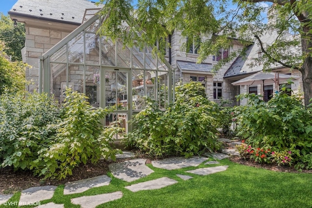 view of yard with an outdoor structure