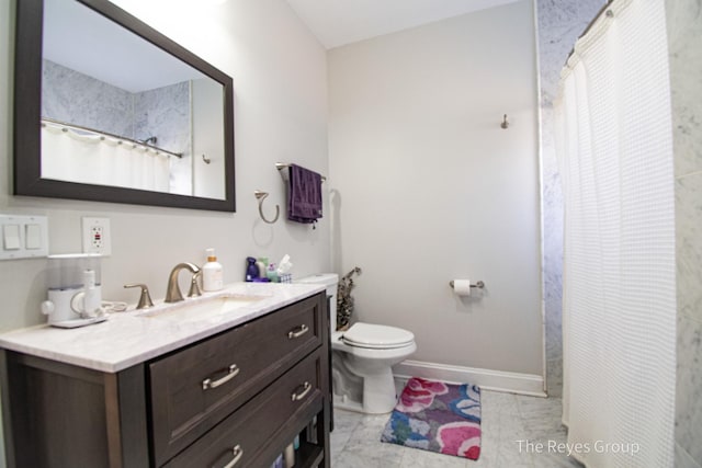 bathroom with a shower with curtain, toilet, vanity, and baseboards