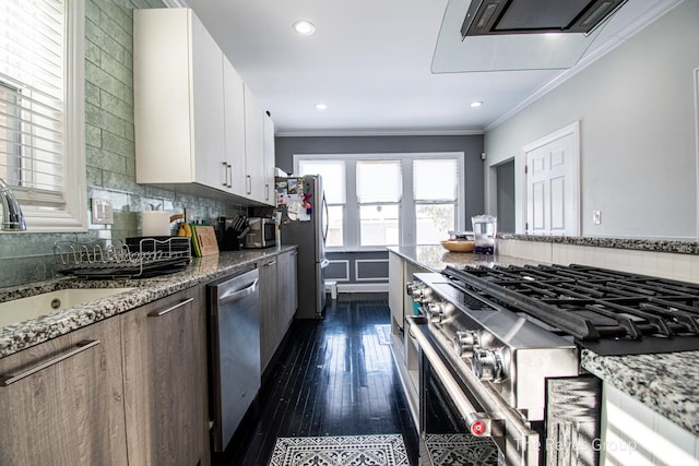 kitchen featuring a sink, crown molding, decorative backsplash, stainless steel appliances, and dark wood-style flooring