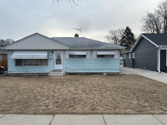 view of front of home featuring a front yard